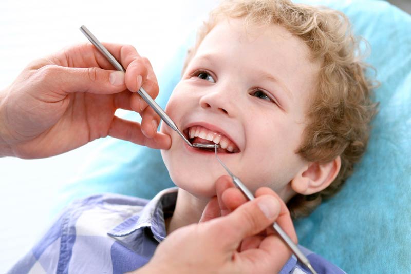 درمان پوسیدگی دندان های شیری ضروری است